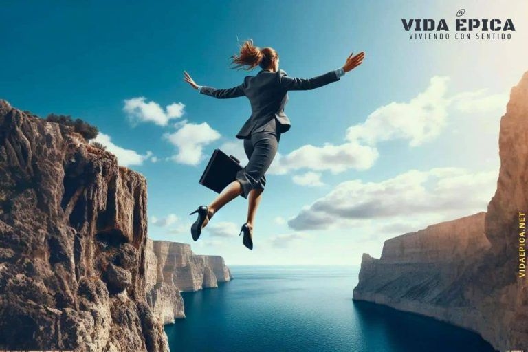 cómo superar el miedo a cambiar de carrera profesional. Mujer saltando sobre un acantilado hacia el mar, simbolizando un cambio de carrera y superando miedos. La persona, vestida con ropa de oficina, está suspendida en el aire con los brazos extendidos, transmitiendo una sensación de libertad y confianza. El acantilado es alto y rocoso, representando los desafíos y obstáculos superados. El mar debajo es vasto y azul, sugiriendo nuevas oportunidades y posibilidades. El cielo es brillante y despejado, con el sol iluminando el horizonte, agregando un elemento de esperanza y optimismo a la escena. La imagen es dramática y inspiradora, capturando el momento decisivo de dar el salto hacia una reinvención profesional.